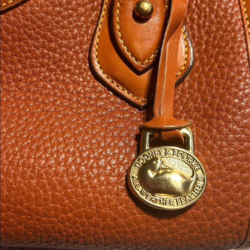 VINTAGE Dooney and Bourke Elegant Tan Leather Handbag - Picture 4 of 6